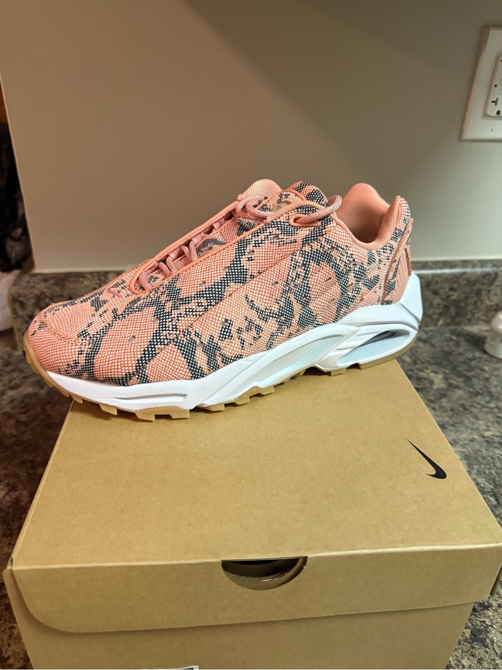 Nike Mens Coral Snake-Print Running Sneakers
